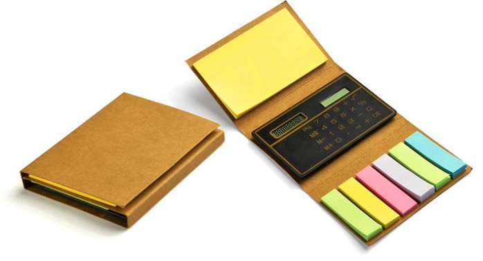Zestaw kolorowych karteczek z kalkulatorem