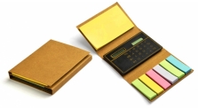 Zestaw kolorowych karteczek z kalkulatorem